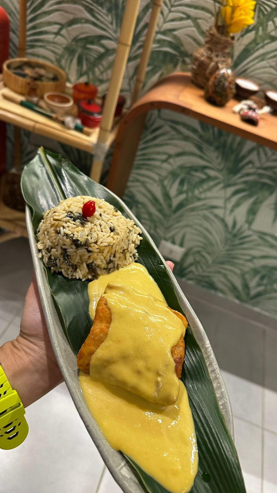 Filé de pescada amarela com molho de taperebá e arroz de jambu