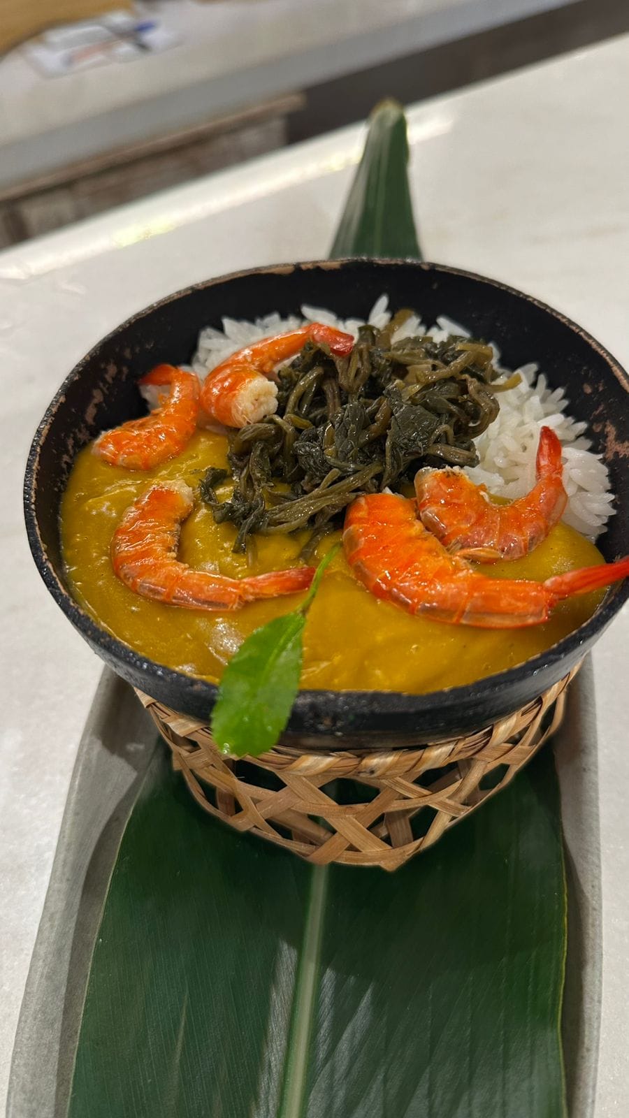 Vatapá paraense com camarão, jambu e arroz branco